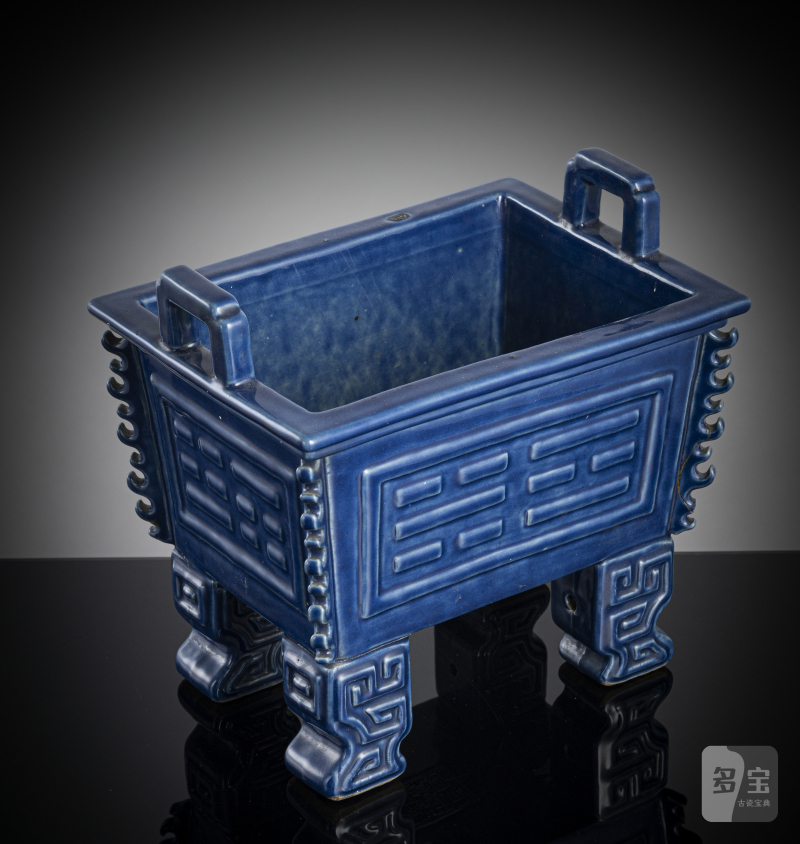 A powder blue glazed porcelain ritual vessel 'fang ding' with 'bagua' trigrams around the wall - 图3